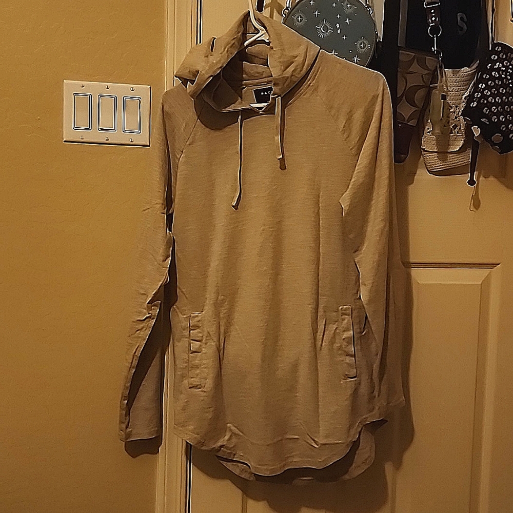 Men's pullover...size medium very good condition...Pacsun brand..cream color..
